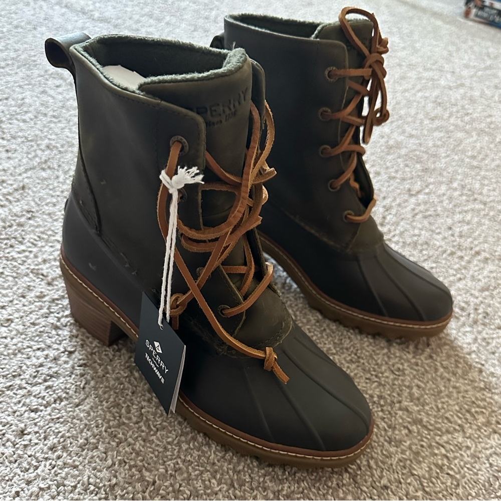 Size 7.5 Sperry heeled rain boots. Dark green and black in color.